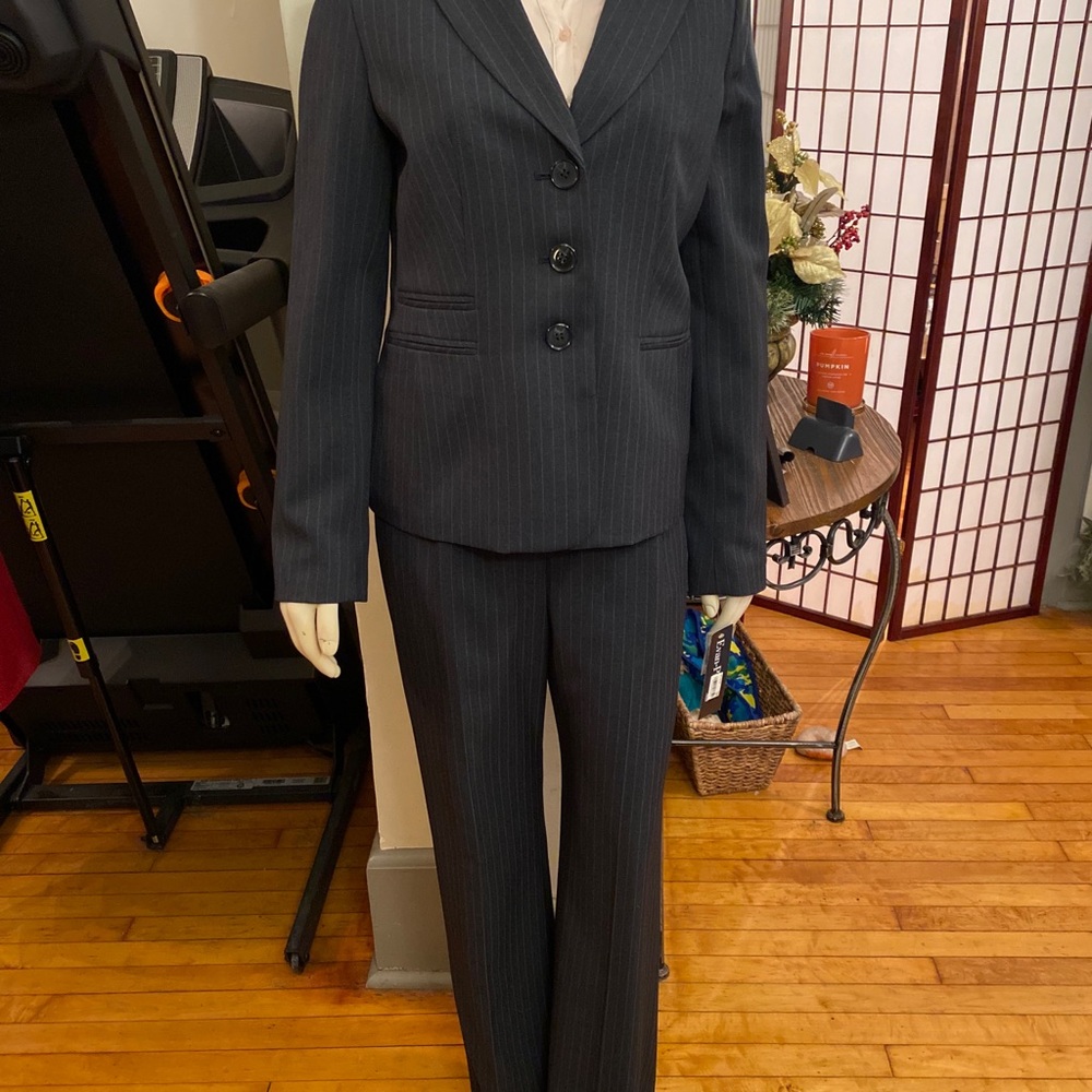 Evan-Picone 2-piece woman’s pants suit.